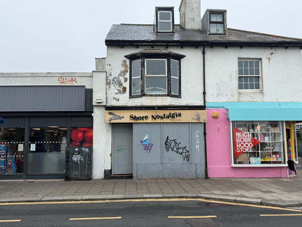 Lot: 52 - FREEHOLD SHOP AND UPPER PARTS IN NEED OF COMPLETE REFURBISHMENT - View of front elevation from High Street